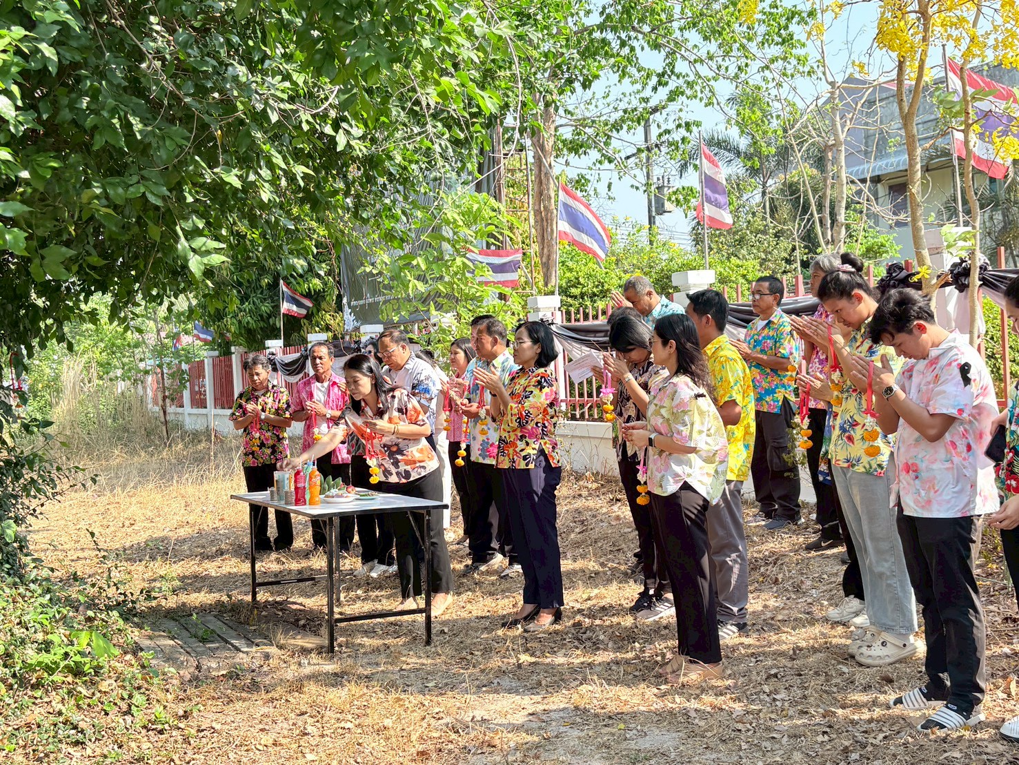 title - ส.ป.ก. ยโสธร จัดพิธีเจริญพระพุทธมนต์ทำบุญถวายภัตตาหารเพลแด่พระสงฆ์ พิธีสักการะศาลเจ้าที่และสิ่งศักดิ์สิทธิ์ประจำสำนักงาน เนื่องในเทศกาลวันขึ้นปีใหม่ไทย